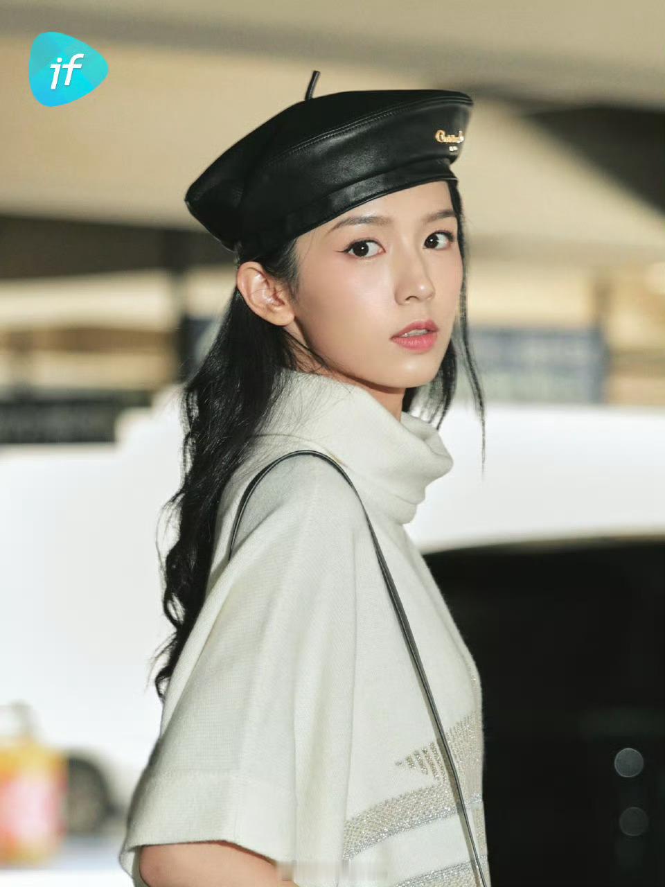 周也出发迪奥大秀机场路透图少女感好足，大方端庄优雅高贵，期待闪耀巴黎的周也周也机