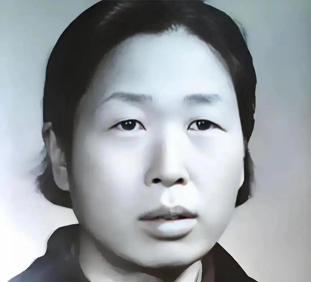 1977年底，原中组部副部长高淑兰被中央免去职务，她收拾好个人私人物品后，坐上了