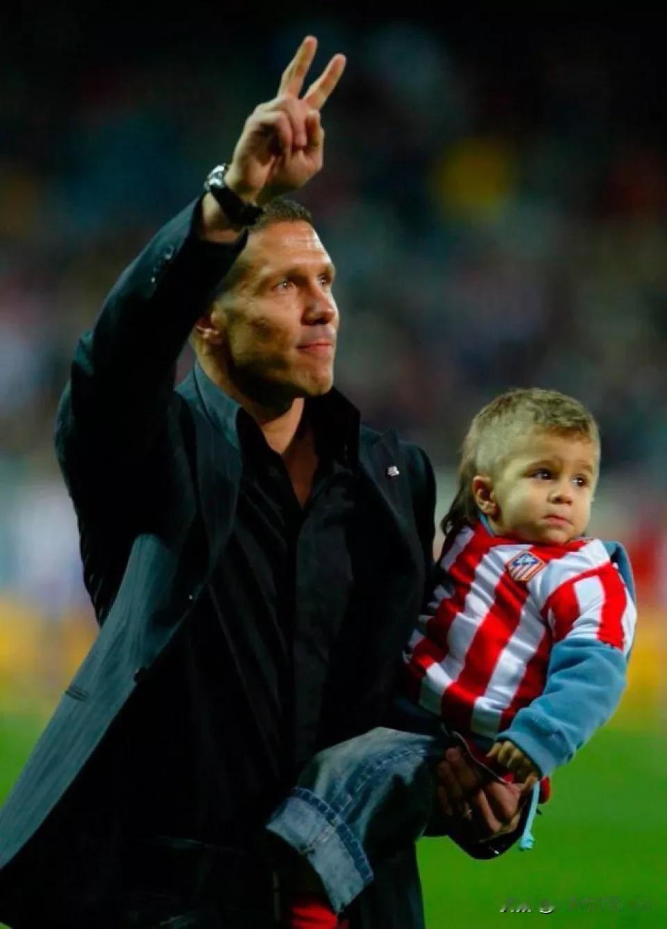 父亲英雄儿好汉[灵光一闪]
这个小男孩今天凌晨在父亲执教的马竞比赛上首秀，他还入