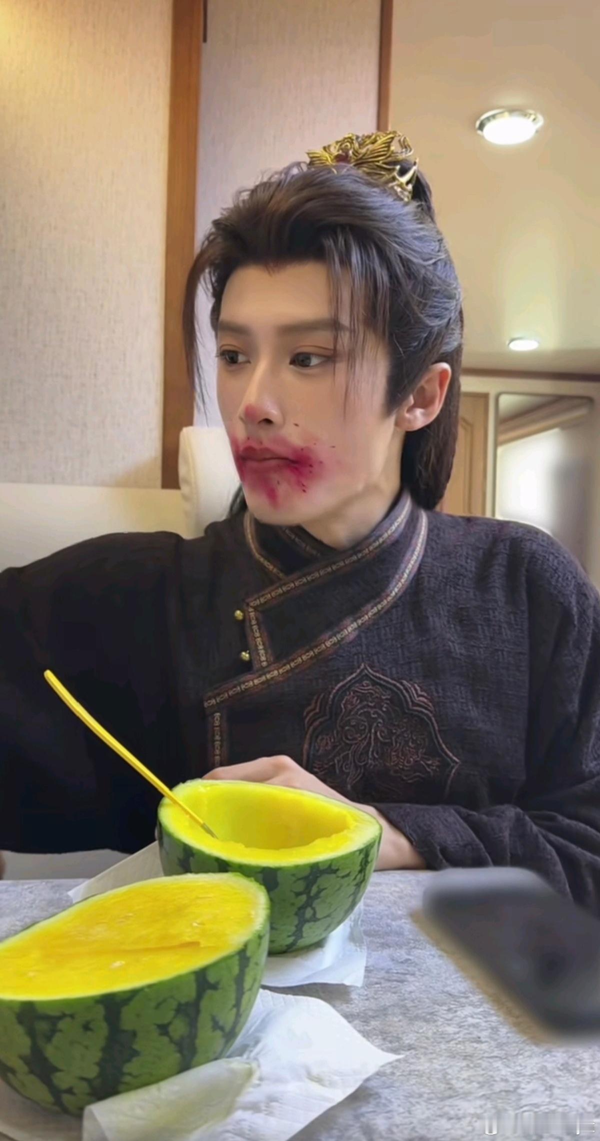 檀健次我没吃火龙果啊檀健次檀健次何不同舟渡 家次怎么这么可爱呢我以为真是火龙果呢