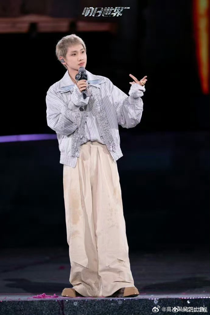 汪苏泷给粉丝的罗曼前传票根签名汪苏泷一张票根，一个签名，一句随意的"小心没干"。