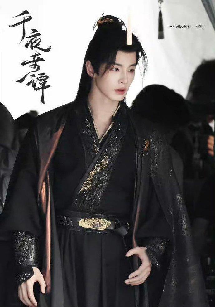 何与千夜奇谭出妆造型何与夜幽冥黑金造型夜幽冥出妆路透质感绝佳，何与黑金长袍衬得身