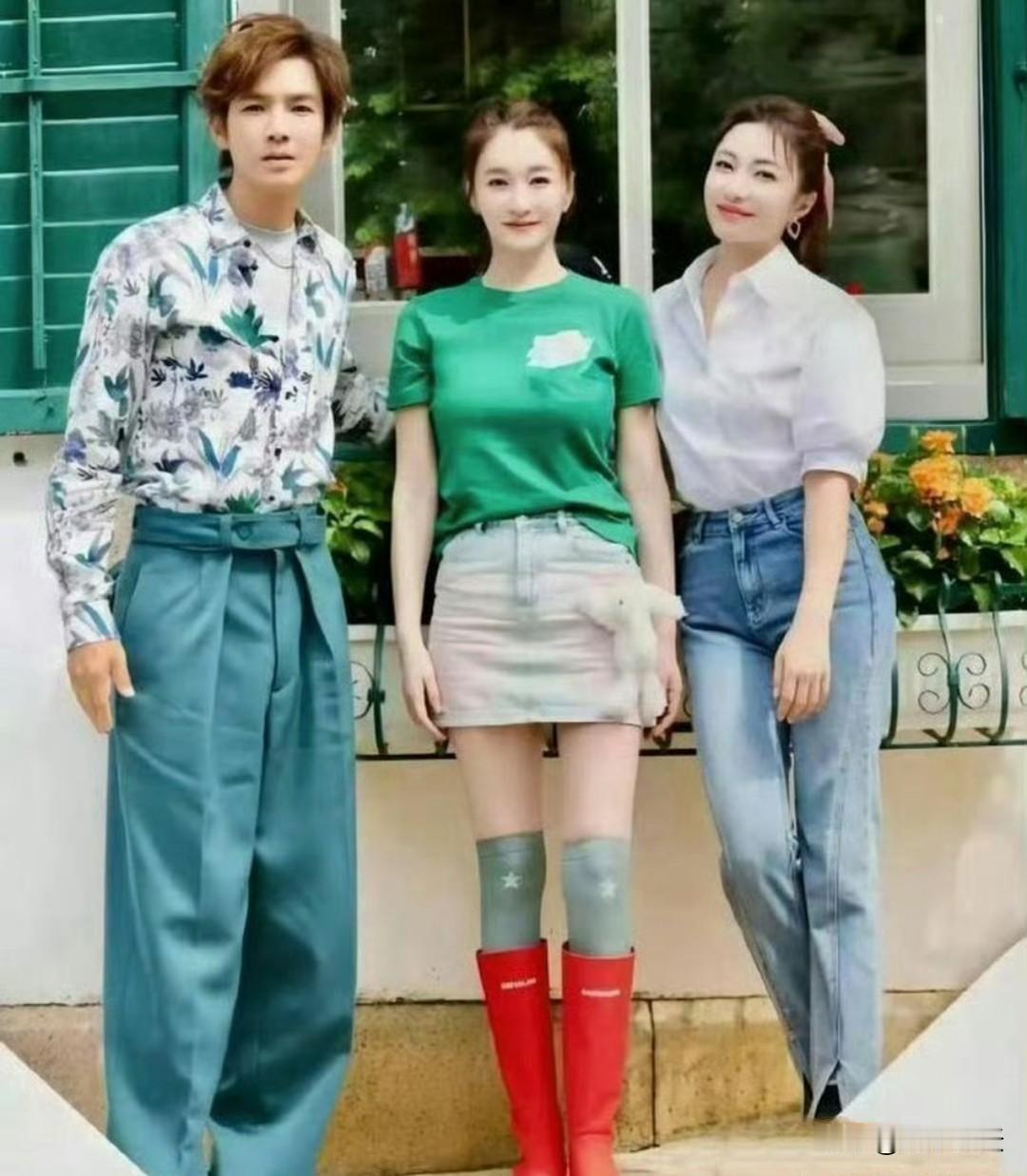 李小冉早年无修图旧照，颜值身材都十分出众，也难怪会被人倾心追求整整十年。 ​​​