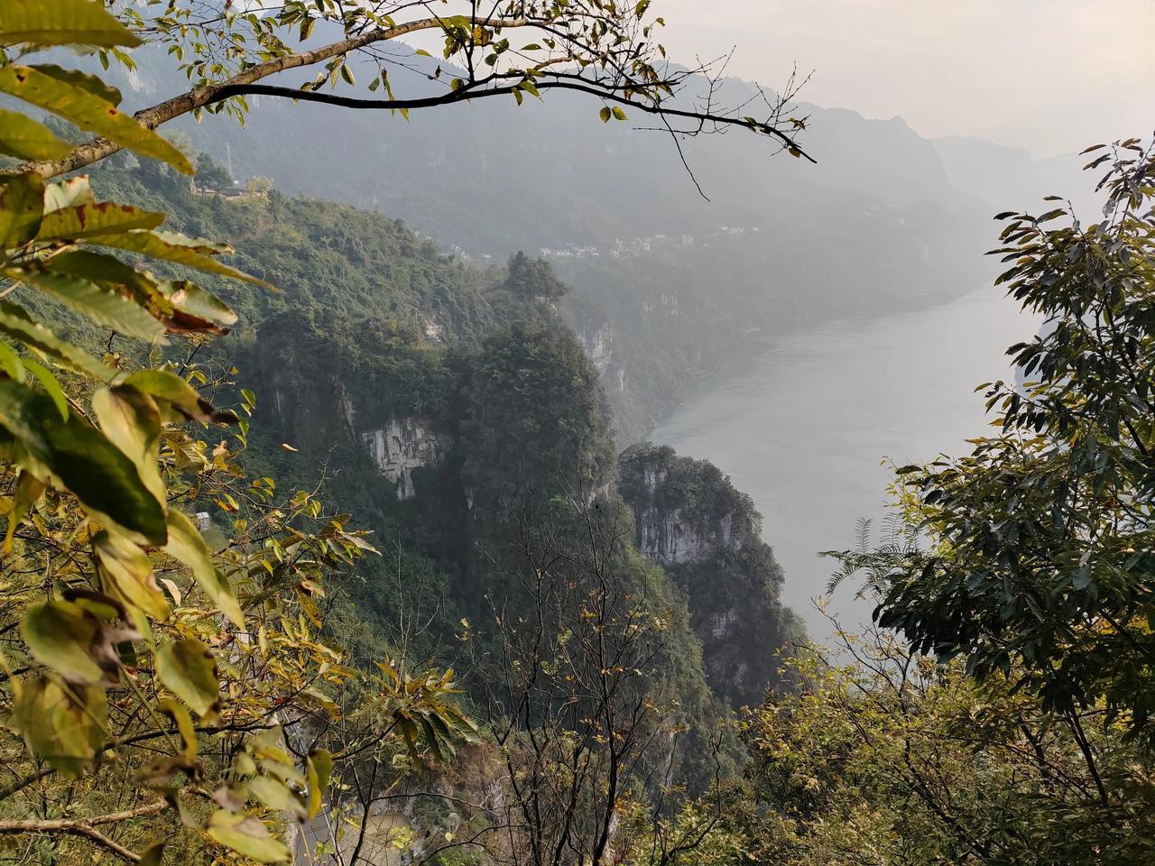 到宜昌了。过葛洲坝去三峡大坝。途经西陵峡。（至武汉西进去岳阳，环洞庭湖，环南湖，