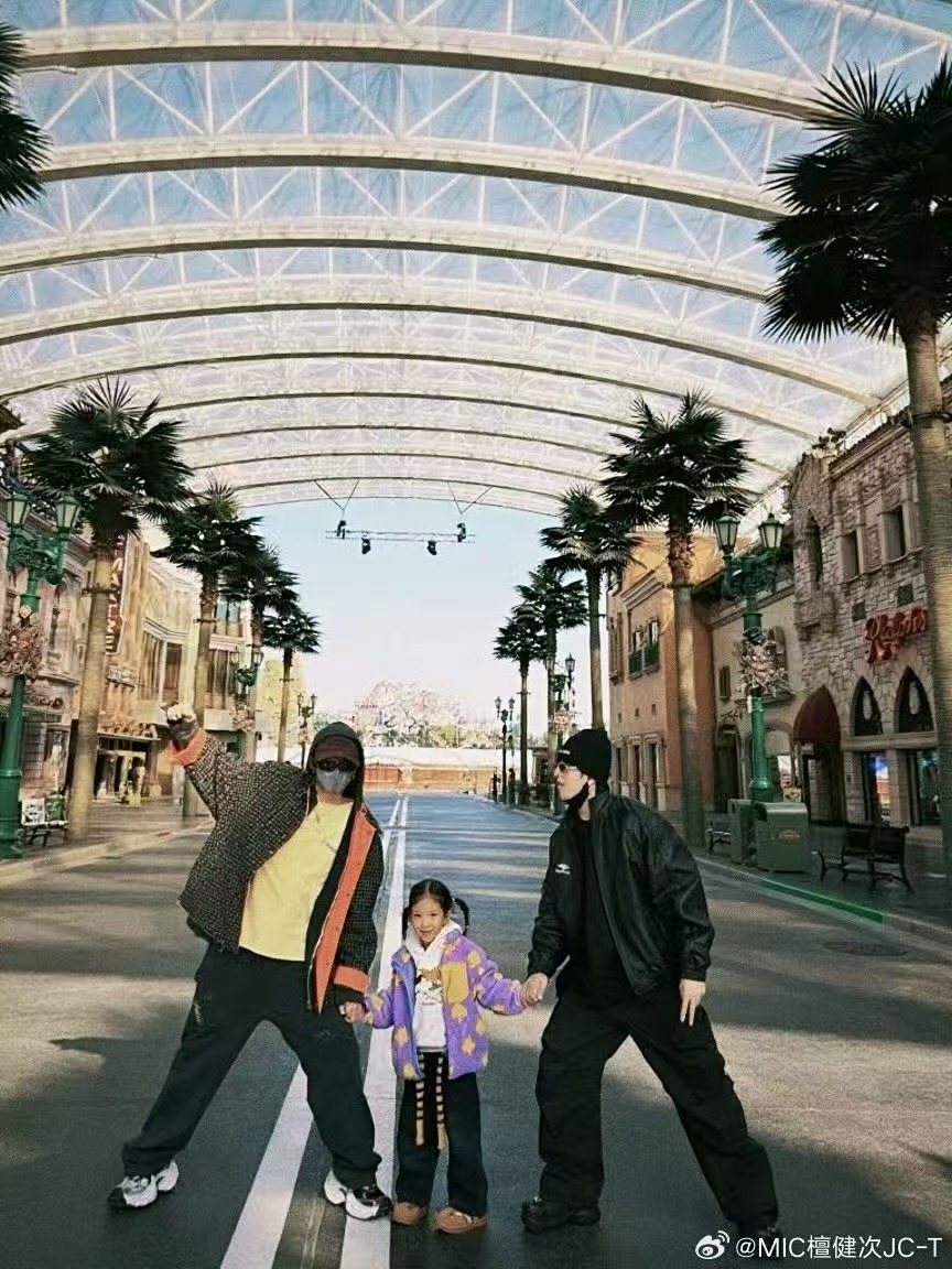 檀健次环球影城plog檀健次和符龙飞带娃照檀健次和符龙飞带娃照，好看，[期待][