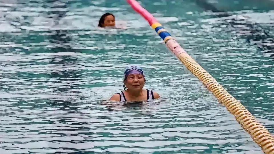 一个常来游泳的老太太被游泳池承包人给驱逐了。这个老太太已经近70岁了，按规定需有