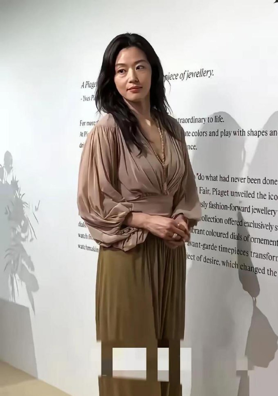 44岁韩国女星全智贤现状，为啥那么多钱不去做下医美 ​​​