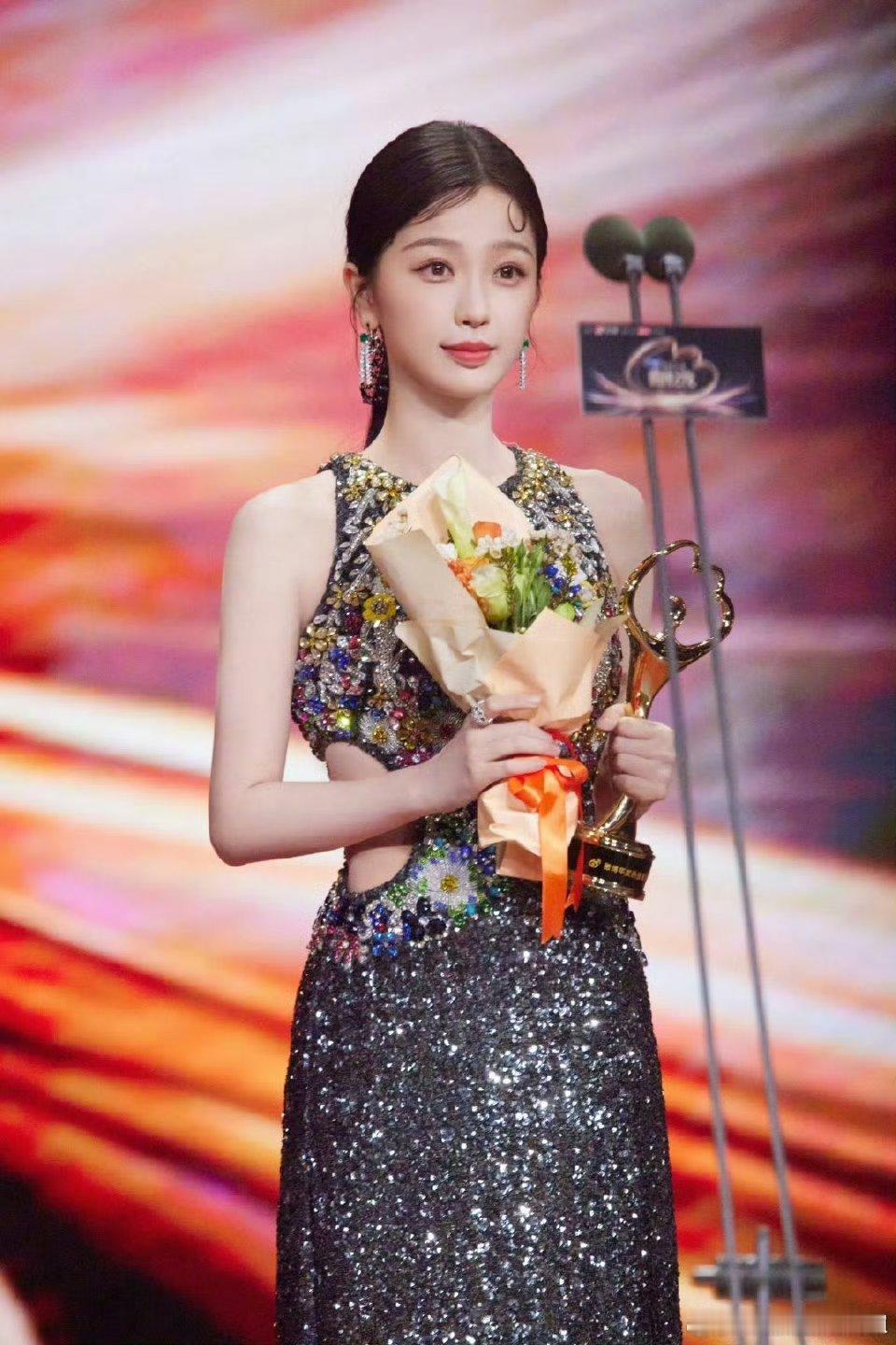 今年微博之夜95  好多都不来诶 赵露思、虞书欣两大流量都缺席， 迪丽热巴 王楚