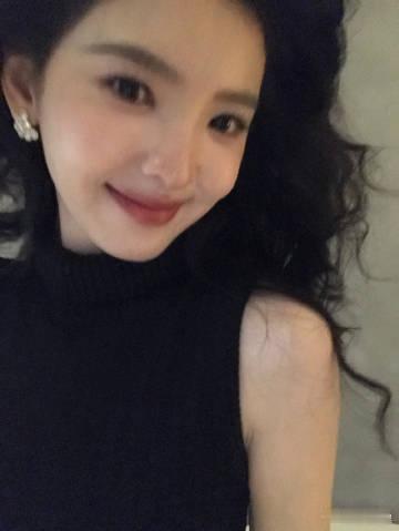 章若楠港风头像大户上新了章若楠黑色无袖毛衣 章若楠黑色无袖毛衣好优雅，好有气质呀