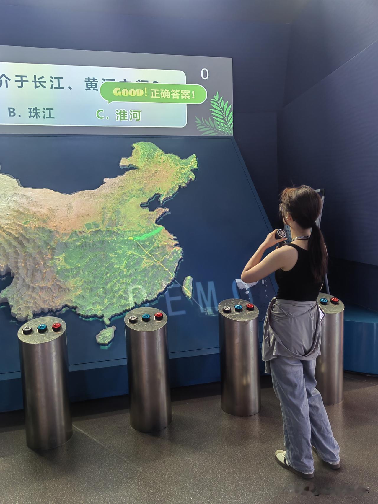 南水北调方志馆，吕于叫做普济路与人民路交叉口，里面分为三层，第一层和第二层免费游