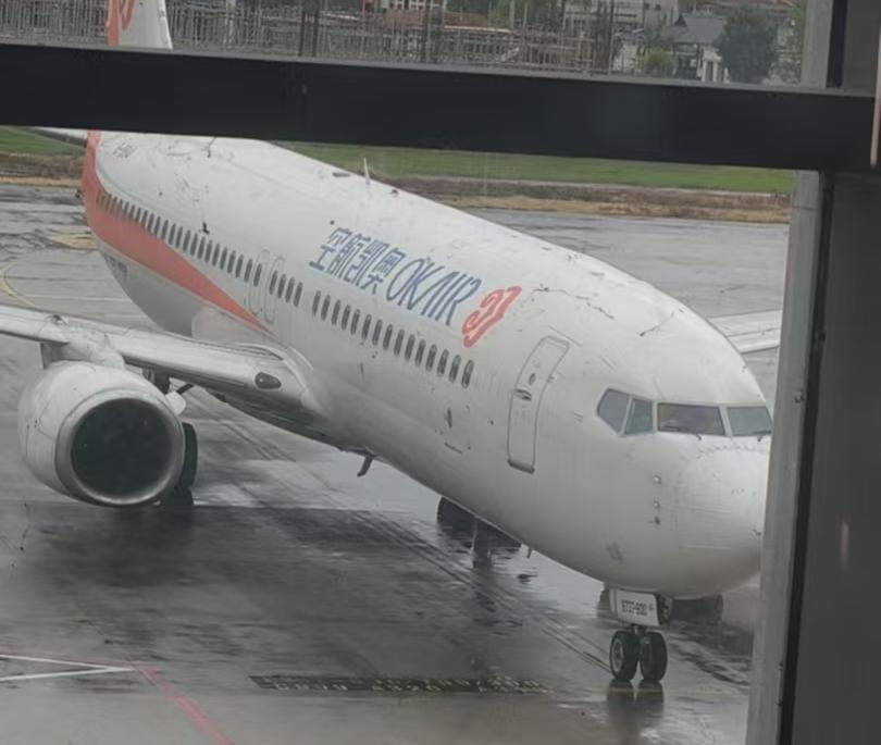 我上个月不是跟老胡，从西双版纳嘎洒机场乘飞机飞杭州，我也是因为心脏不好，怕激动，
