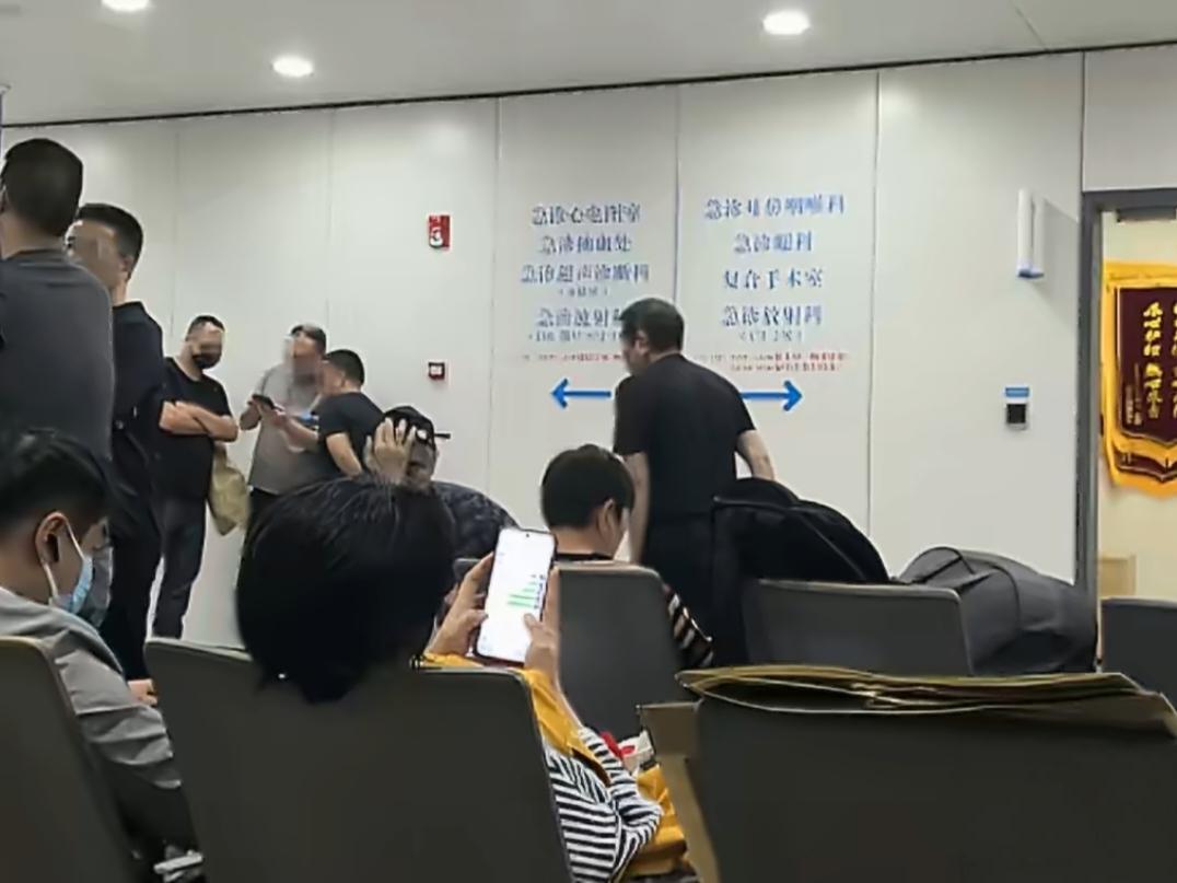 男子夜间急诊排队超2小时才看上病！系统升级，不该拿患者的命当“试错成本”。
 