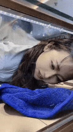 女人搞卫生被卡住了，

巧碰经理来了！