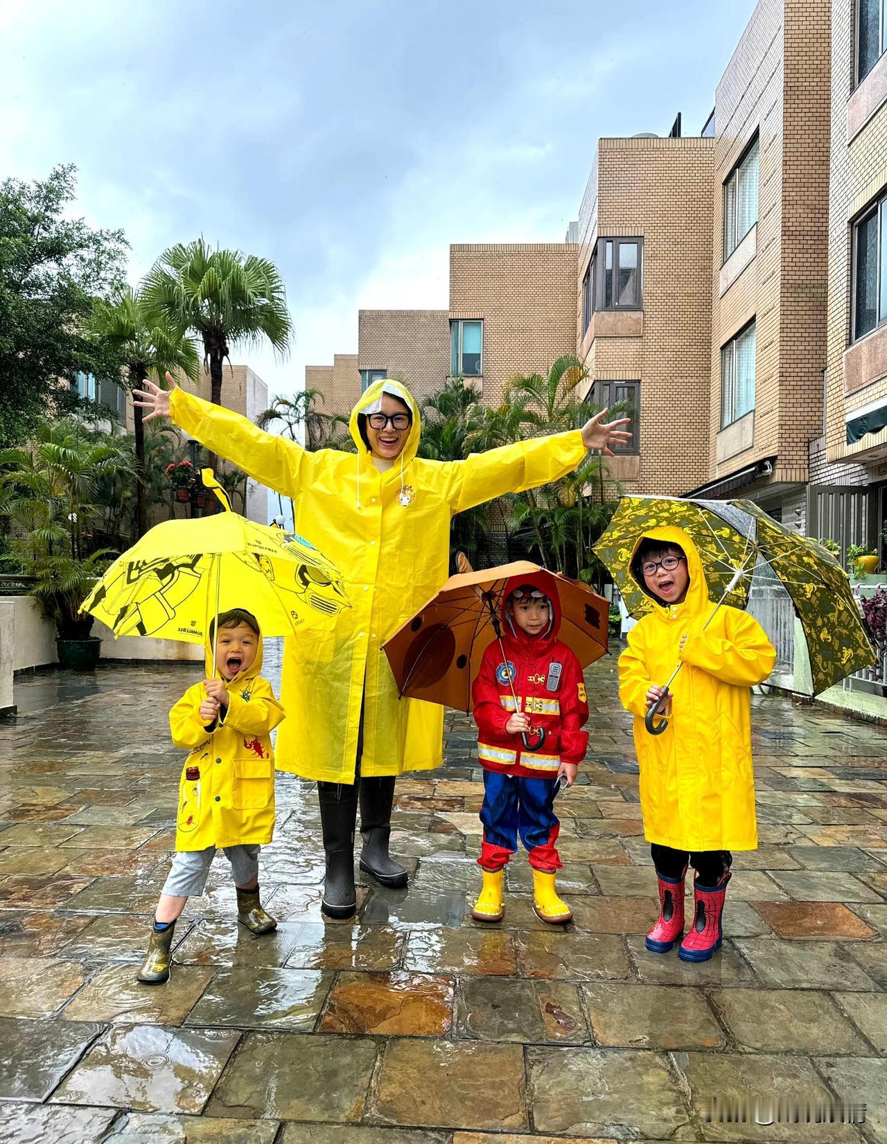 胡杏儿带三个儿子雨中玩耍！
4月28日，胡杏儿分享了一组陪三个儿子下雨天在户外玩