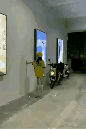 这位女外卖员也太敬业了吧，腿都抖成这样了，连走路都费劲了，竟然还去送外卖，年纪轻