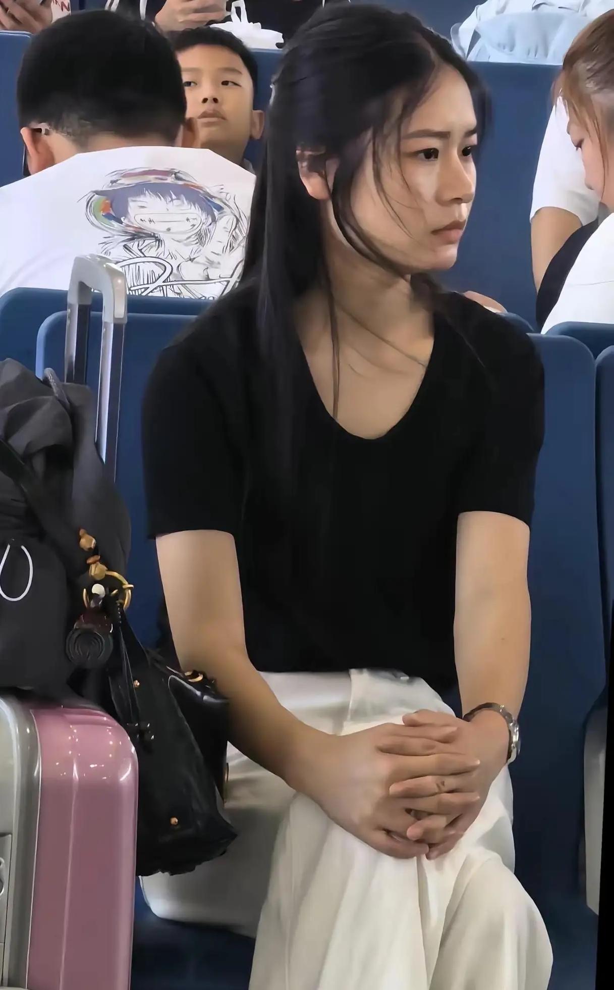 最近网络上，一位在车站候车的女孩意外火了。
 
没有花哨的装扮，不戴戒指项链，没