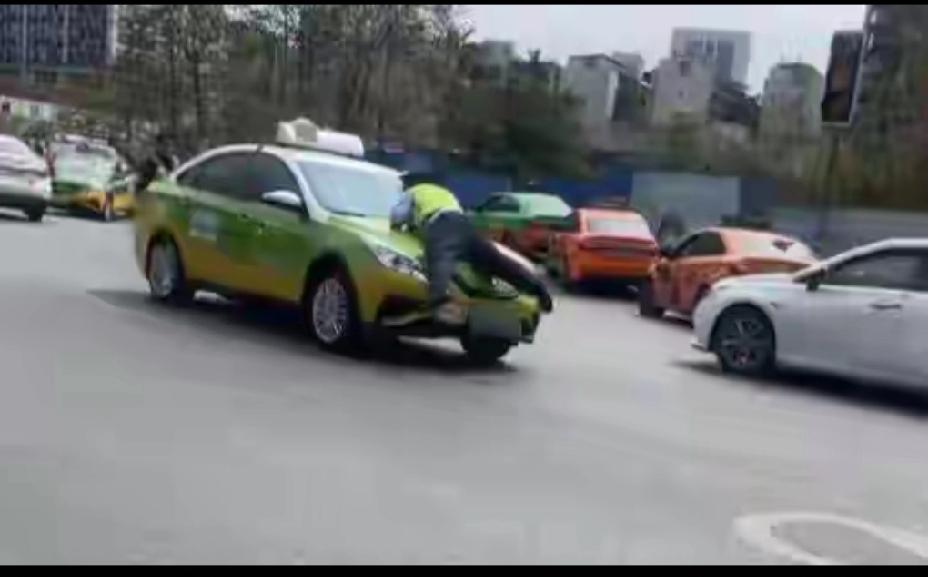 小伙还是太冲动。
多大仇多大怨啊，先不说谁对谁错，光看这一行为就非常危险。
就算