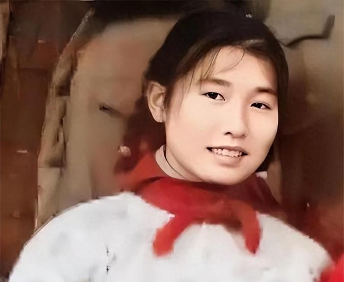 1973年，女知青黄丽萍带着农村丈夫回宁波探亲，没曾想当丈夫看到墙上挂着的照片时