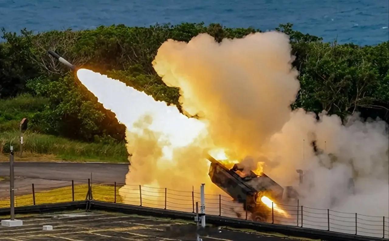 台军第二批美援“拒统神器”即将抵台 近日，第二批共计18辆“海马斯”（HIMAR