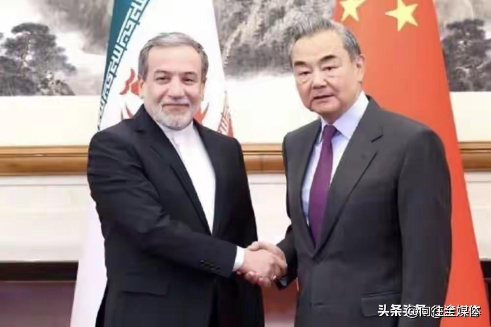 封锁海峡威慑落空！美伊协议落地48小时，穆杰塔巴对华交底，伊朗调转战略重心
 