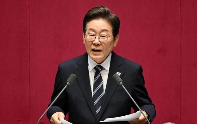 韩国总统 李在明在接受日媒采访，被问到中日关系变紧张，韩国夹在中间怎么办。
李在