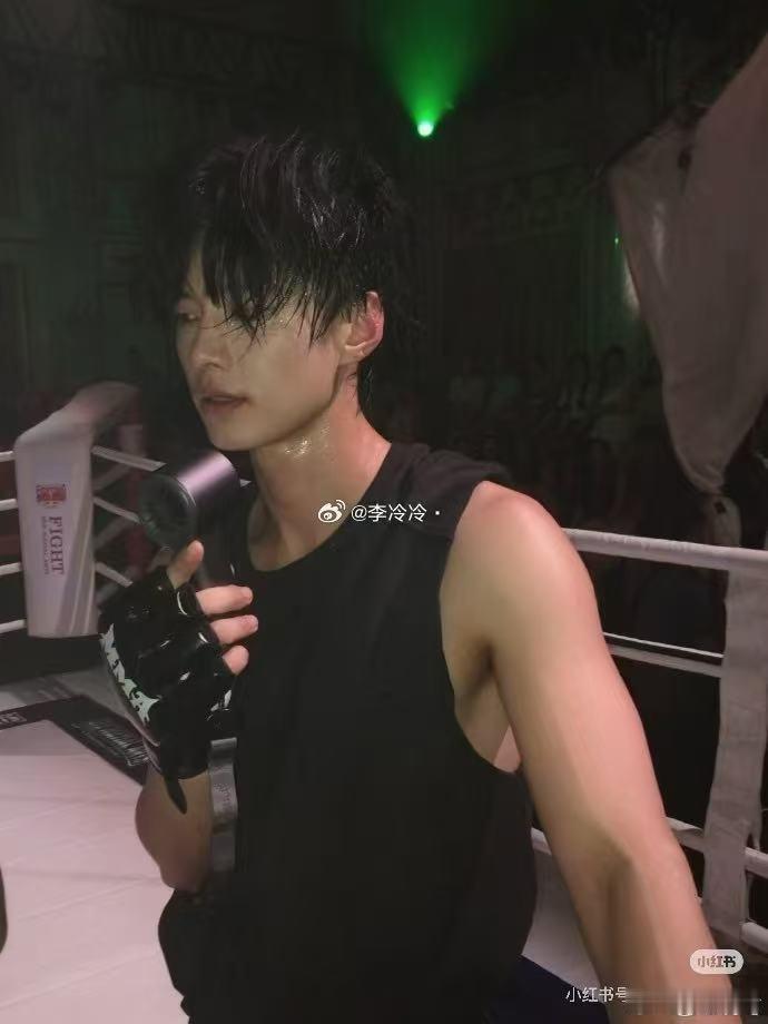 何与大雪天遇见穿背心的靳朝 大雪天穿背心还能这么苏的男人！何与完美还原靳朝的复杂