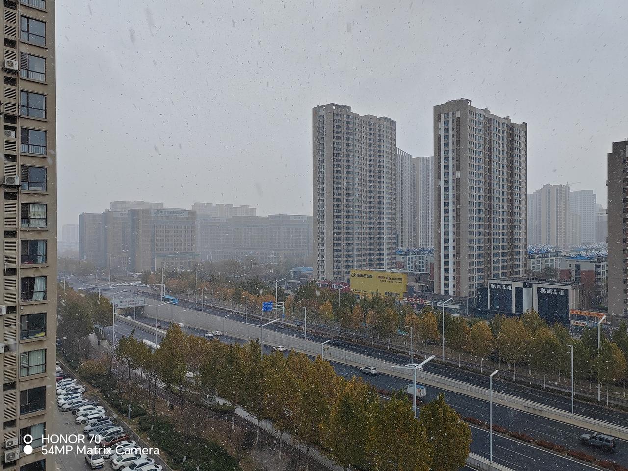 潍坊的第二场雪，虽不急，但很浪漫。
下雪天，站在窗前，看雪花飘飘，总会让人静下心