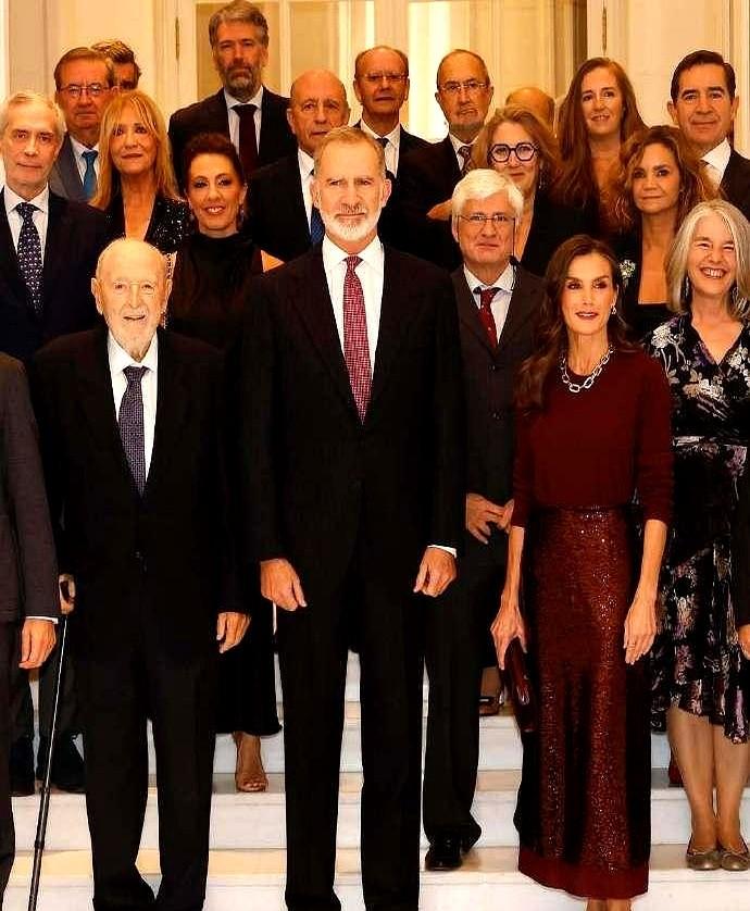 莱蒂齐娅王后访华回来第一次公开露面，选在了马德里丽兹酒店的新闻奖颁奖礼上。她穿了