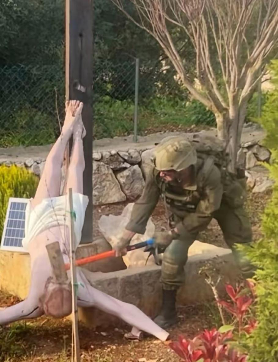 以色列军方对社交媒体上发布的一张照片展开调查，照片显示一名以色列士兵正在黎巴嫩南