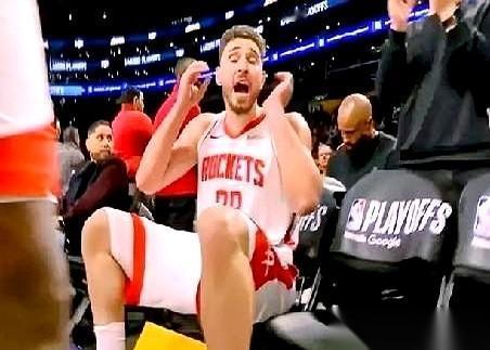 伊森突然冲申京挥拳，申京猛地一抖，手里的水杯差点没拿稳！替补席瞬间凝固，所有人的