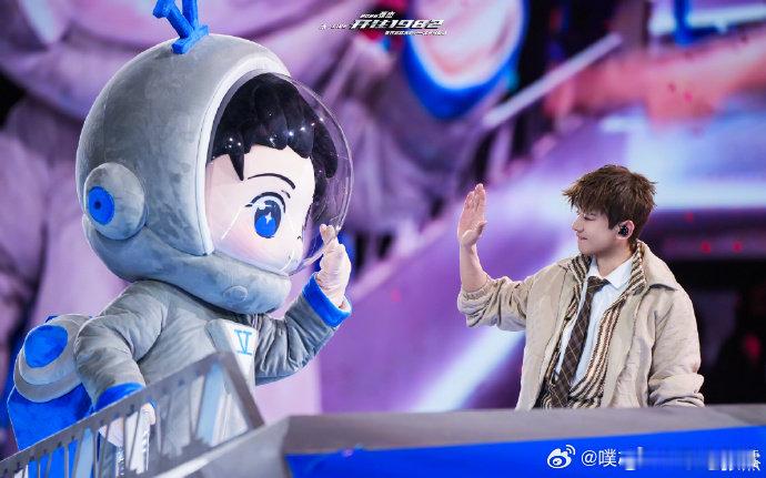 张杰张杰演唱会上五休二打工人狠狠羡慕，连开演唱会都能拥有双休 