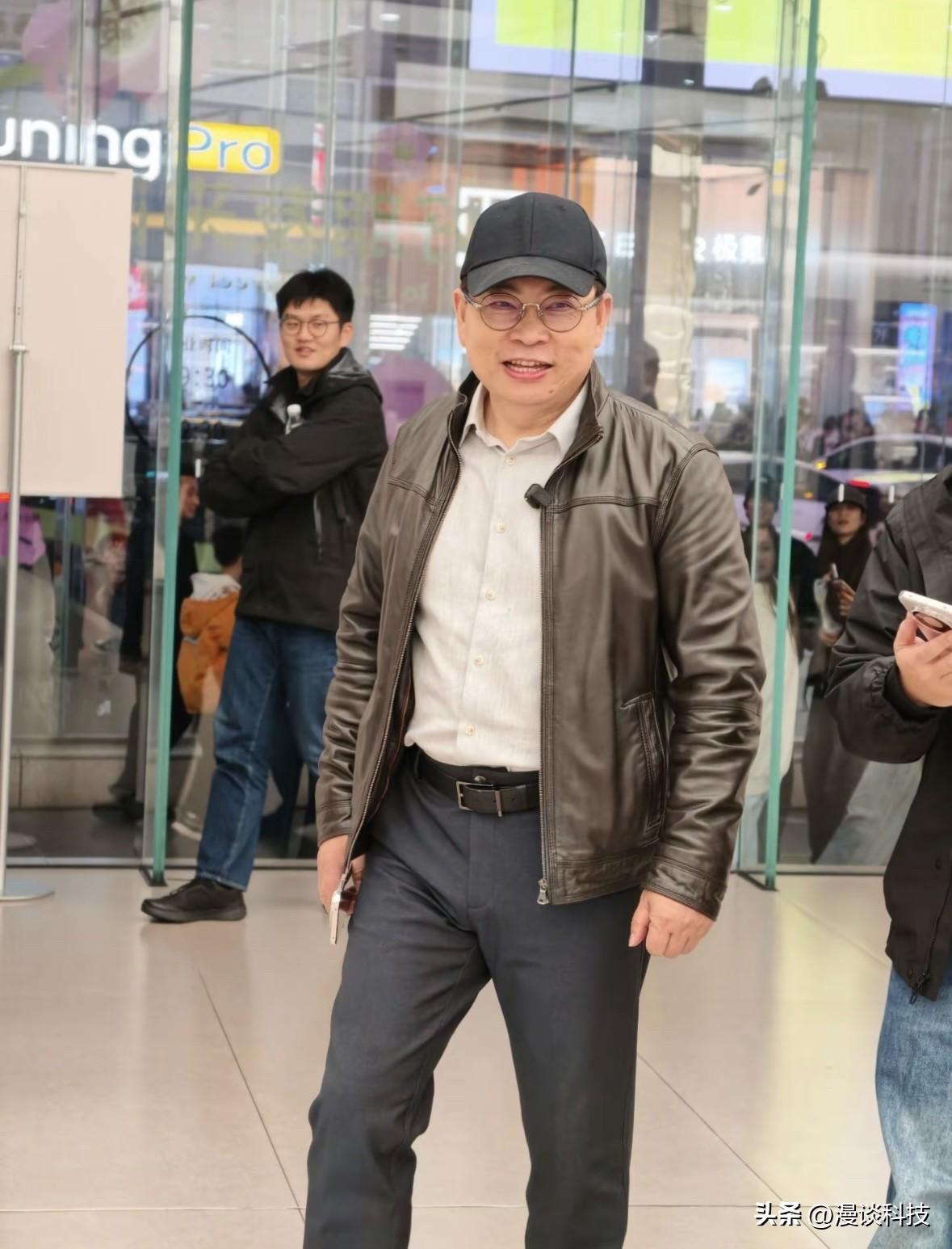 余承东现身长沙鸿蒙智行门店调研，着皮衣少年感十足，重点看了尊界S800，周末都不