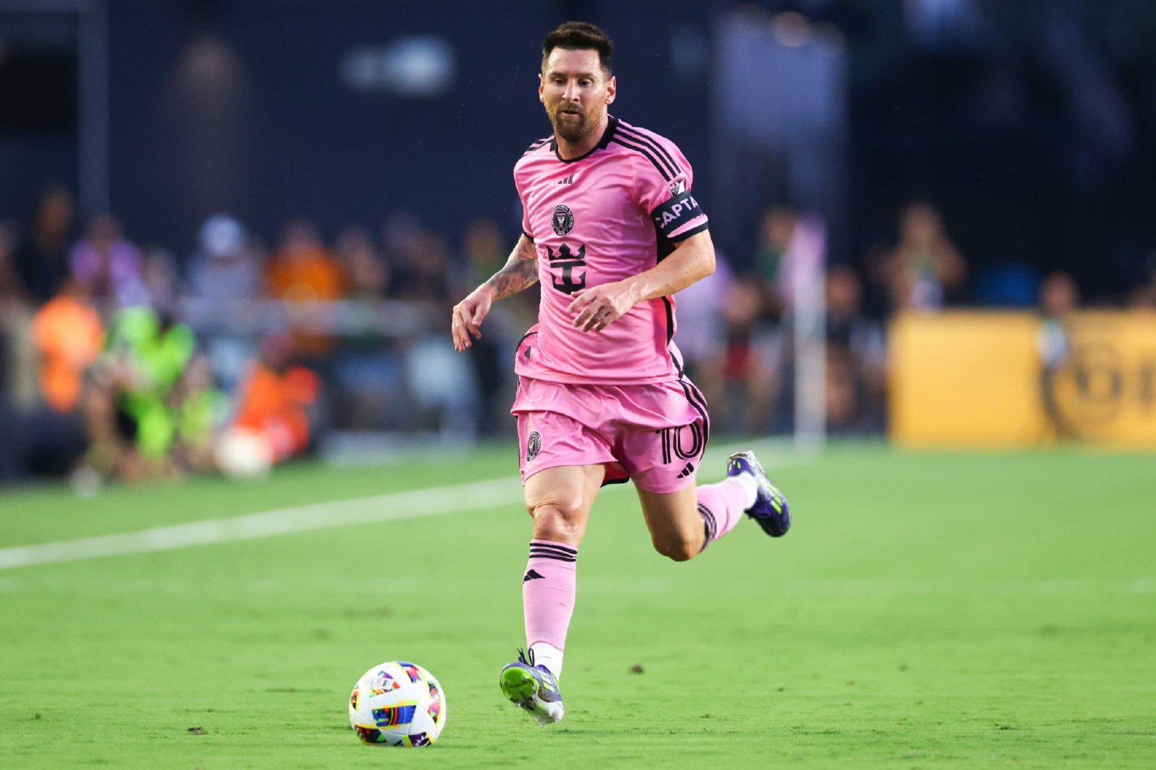 全场比赛结束，迈阿密国际1比3不敌亚特兰大联。全场基本没什么特别好的机会，靠梅西