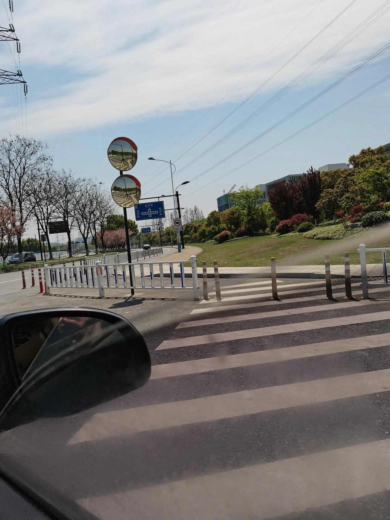 昨天下午亲眼目睹了一件令人发指的事情。
昨天下午下班后，我在厨房做饭，听到书房里