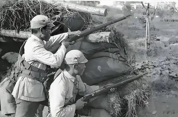 1944年，10个八路军装扮成赶集农民，半路撞上俩鬼子骑兵，班长压低嗓子吩咐一句