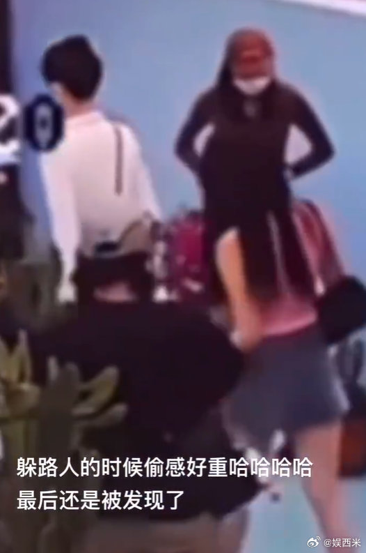 迪丽热巴三秒出片迪丽热巴路人一来就假装捂脸迪丽热巴随手拍三秒出片氛围感拉满，撞见