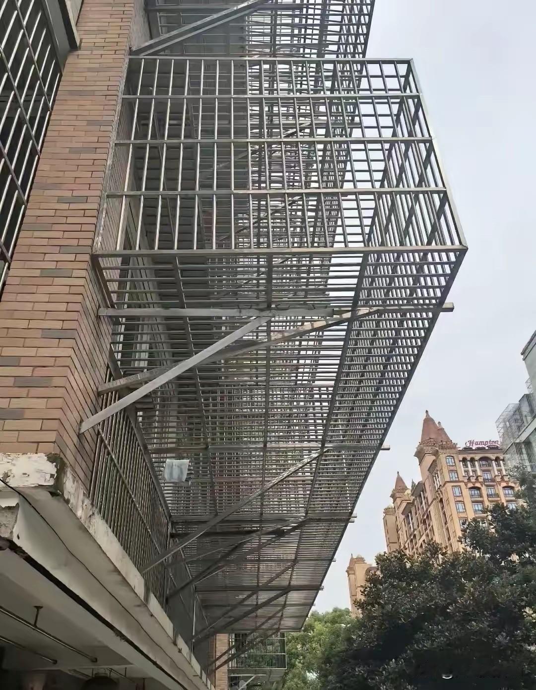 路过南通某地一居民小区，看着他们家家都在窗户外面装上这么宽的一个大笼子，实在不能