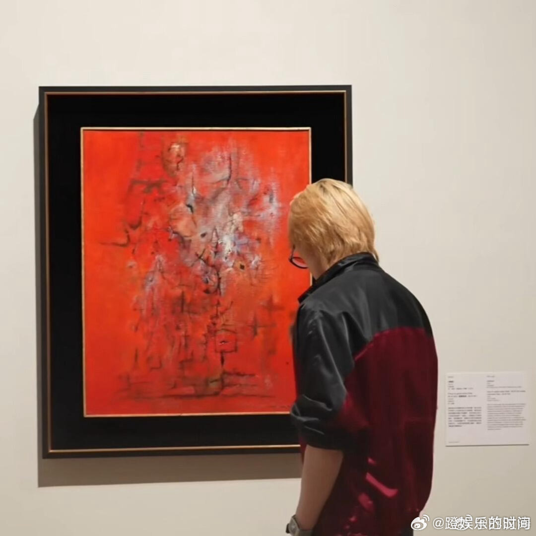 谁来管管徐明浩的幽默感艺术展的氛围感帅哥，直播里的幽默大师！“人皮内搭”梗藏着小