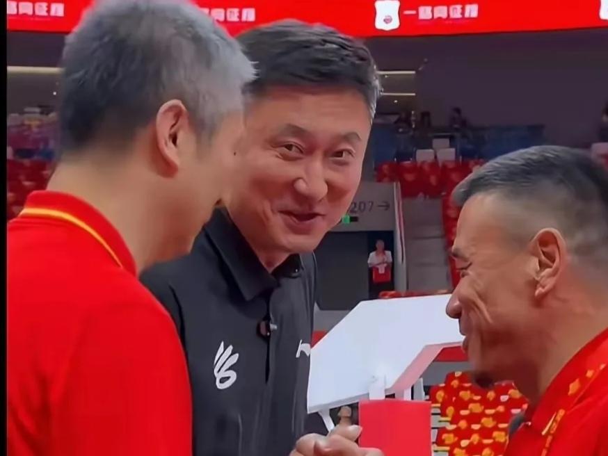 名帅赛场相逢，杜锋现身佛山观战男篮热身赛
 
中国男篮在佛山主场迎来对阵乌拉圭的