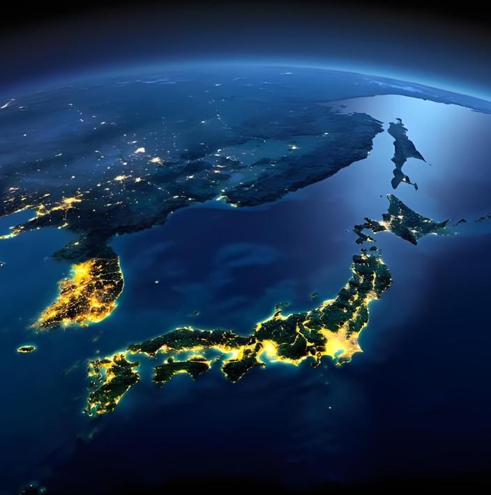 1945年8月15日，裕仁天皇的投降诏书通过电波传遍日本列岛，这个曾叫嚣要"三个