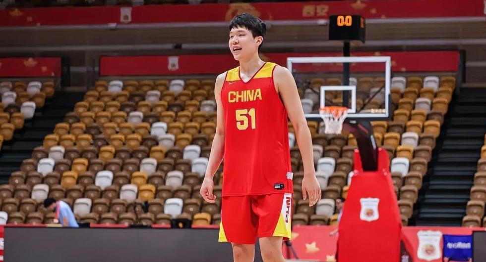 杨瀚森回归首秀！今晚中国男篮杭州对阵荷兰热身赛12人名单正式出炉，阵容相较上一战