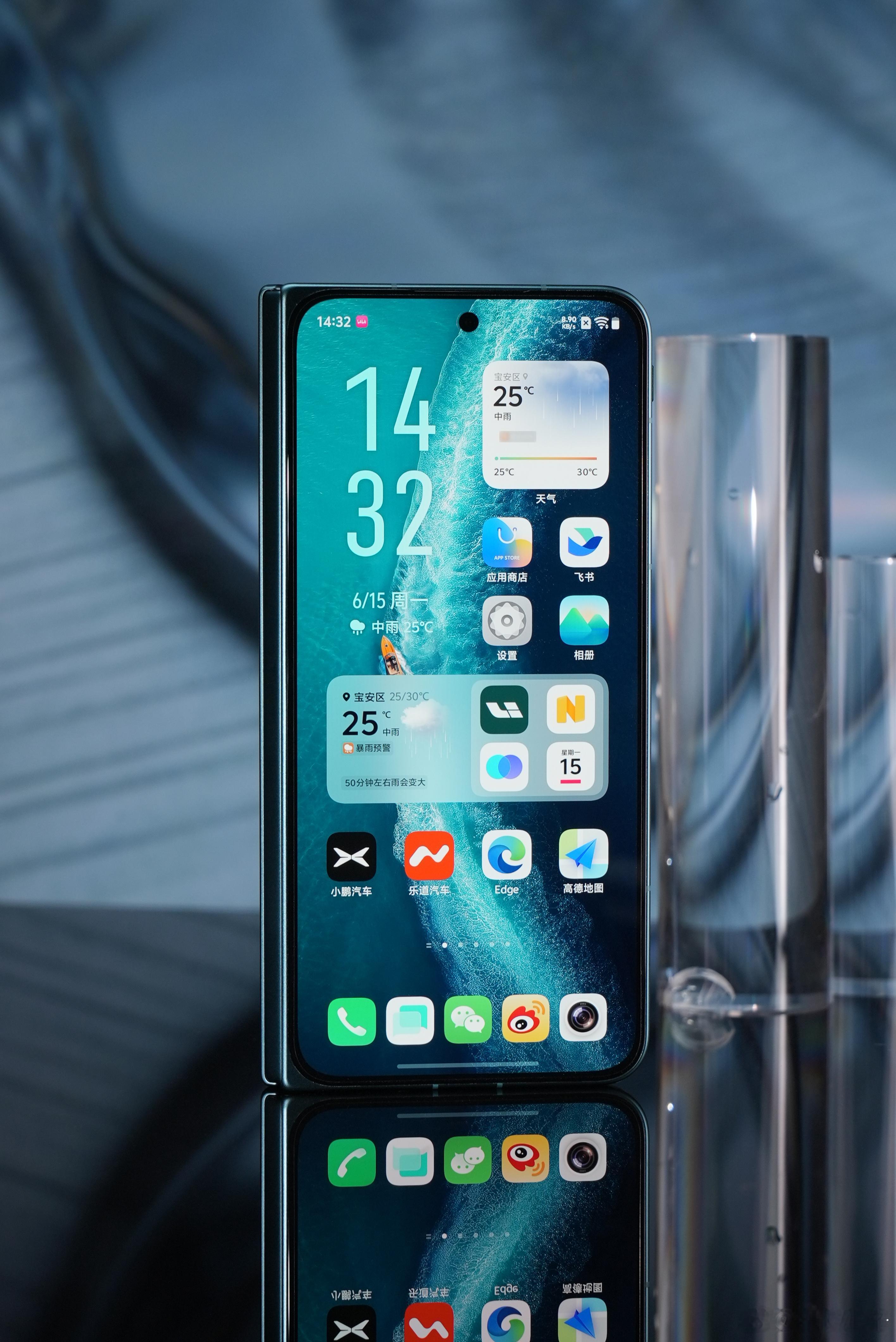 vivo X Fold6 新款折叠屏终于来了，整体依旧走轻薄路线，折痕做得很浅，