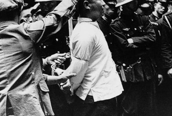 1939年，湖南一女战士为躲避敌人，带着9个月的婴儿藏到山中。

敌人的脚步声越