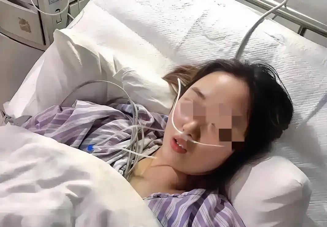 河南周口21岁女孩陈雪，走到了生命的最后一刻。她躺在病床上，浑身插满管子，呼吸微
