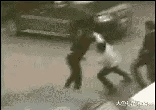 被众人围攻的黑衣男子绝对是个练家子，而白衣男子最冲动，挨打最多……