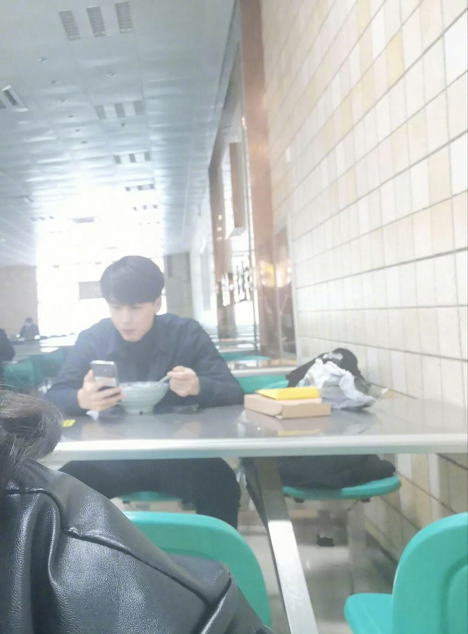 张凌赫因为帅被同学偷拍张凌赫一直都很帅