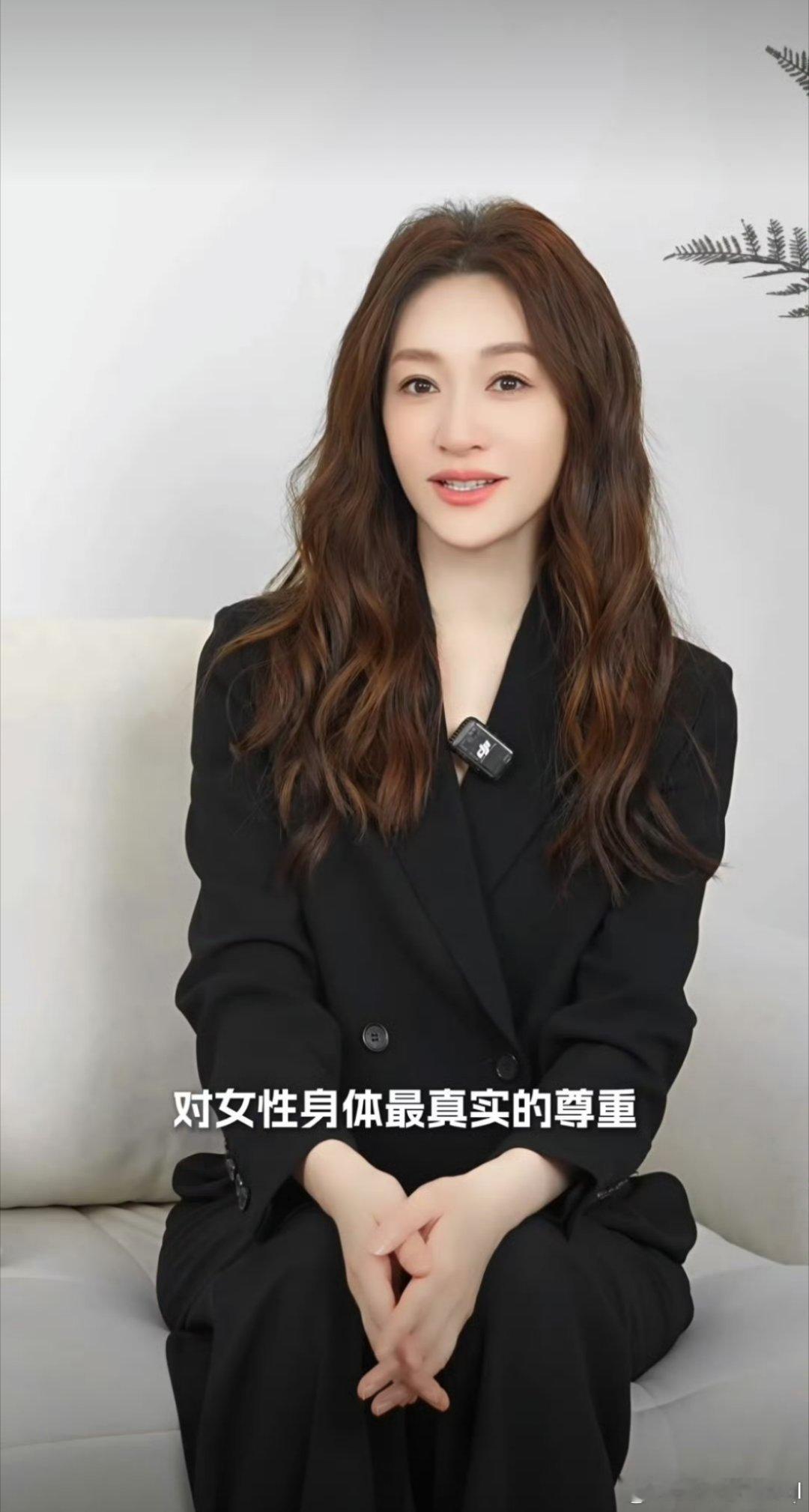 李小冉再度携手欧迪芬李小冉欧迪芬品牌代言人看到官宣李小冉再度回归，第一反应就是：