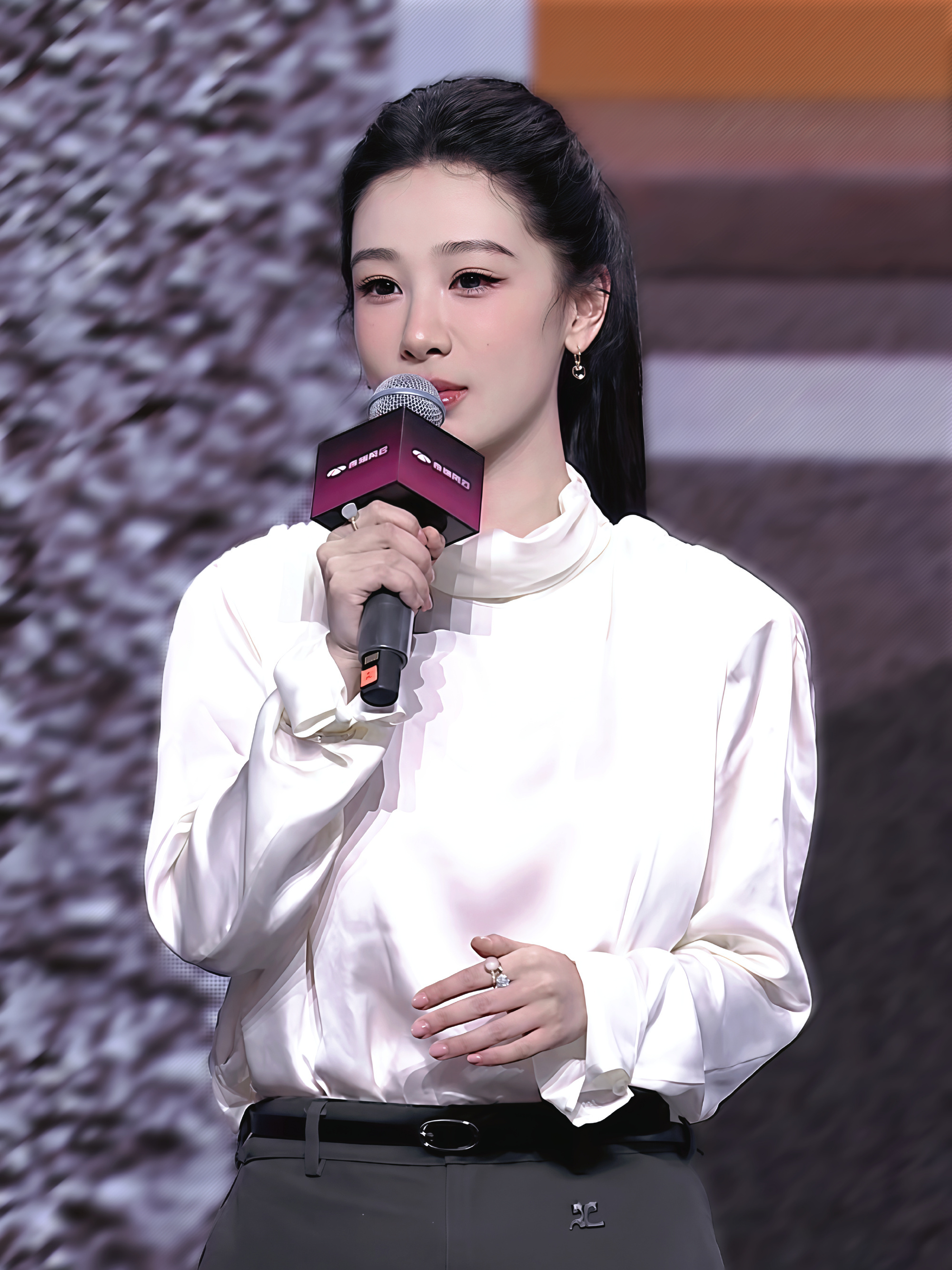 杨紫不管世界变得怎样，只要能和你在一起，哪怕是悲伤也会闪闪发亮杨紫