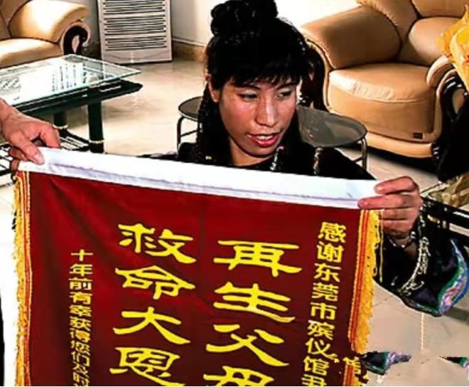 1995年东莞殡仪馆发生惊魂一幕！一具散发着异味的无名女尸正准备火化，眼尖的火化