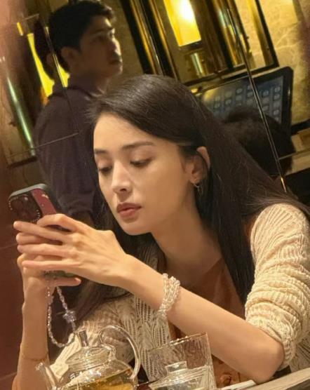 吃饭偶遇娜扎 网友在餐厅遇到古力娜扎姐姐在摆弄手机，称姐姐“素颜➕顶光”的样子美